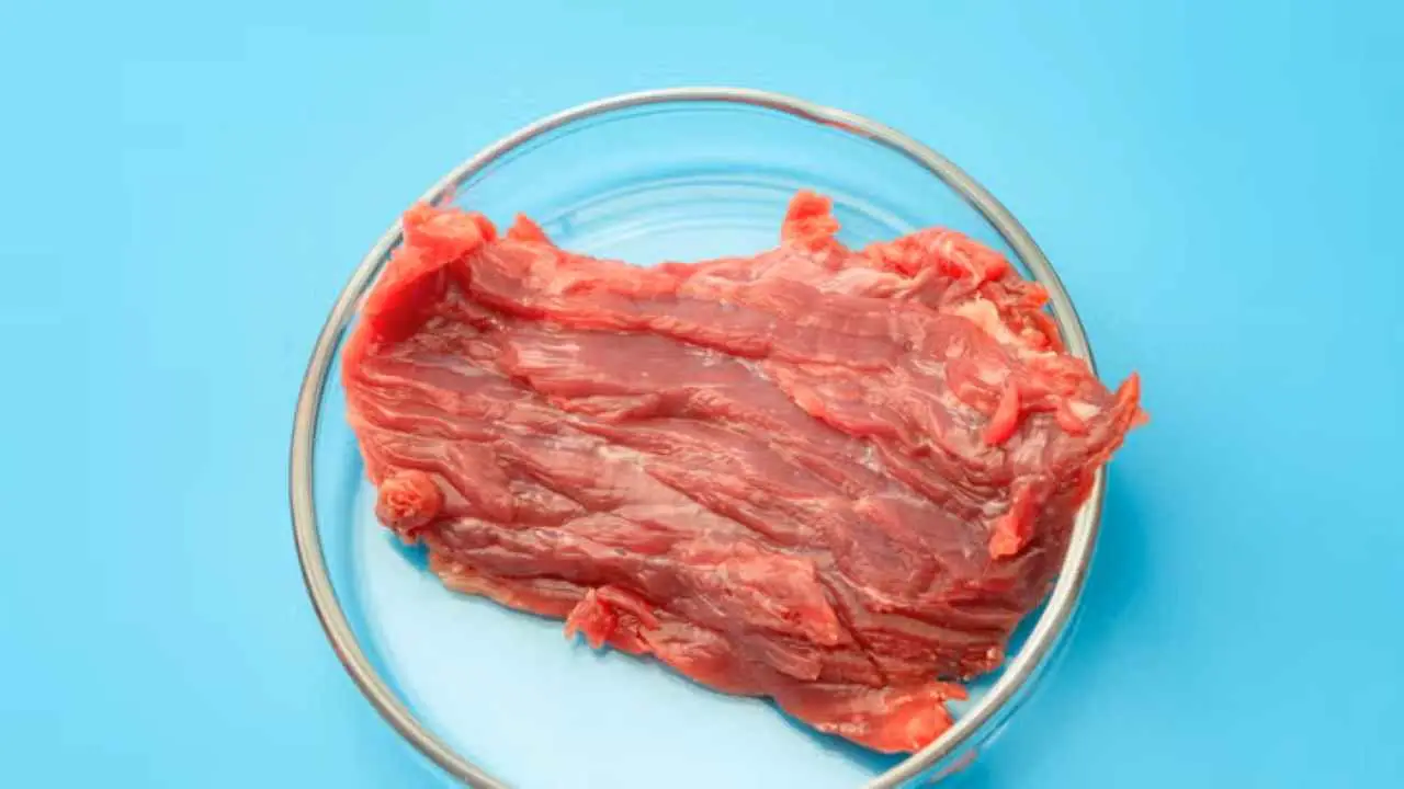 Mangiare carne al sangue: i rischi nascosti