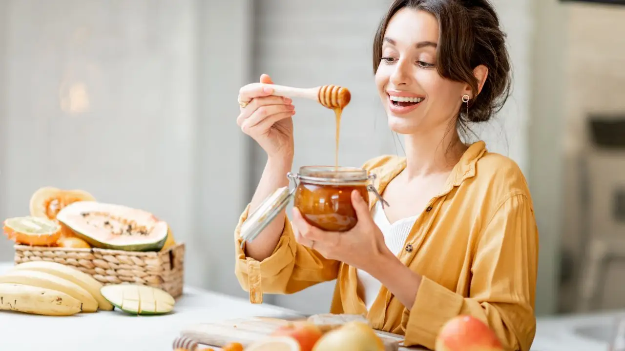 Mangiare miele la sera: effetti su sonno e glicemia