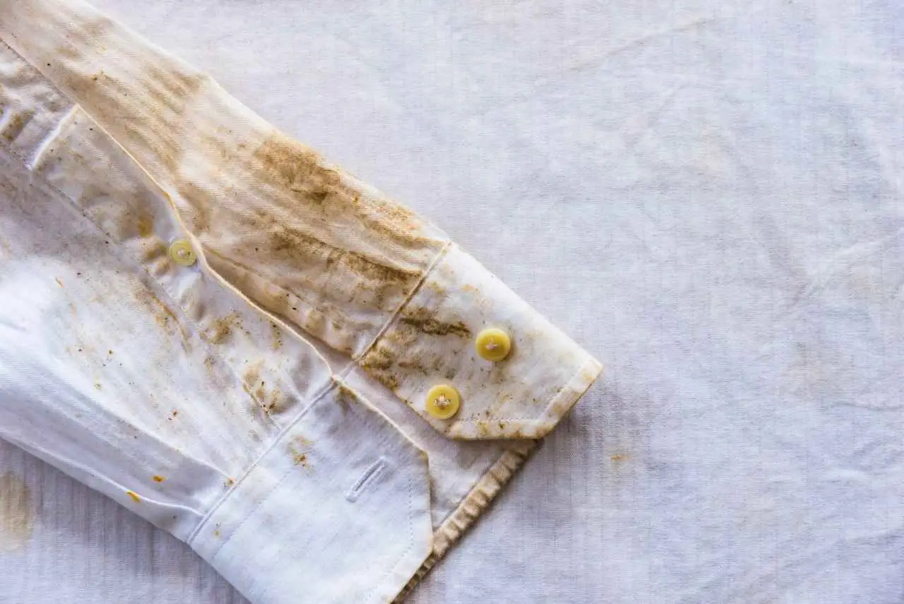 Come togliere le macchie di fango dai vestiti