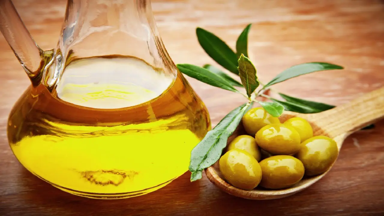 Allerta olio d’oliva: ecco cosa accade se lo metti sui capelli